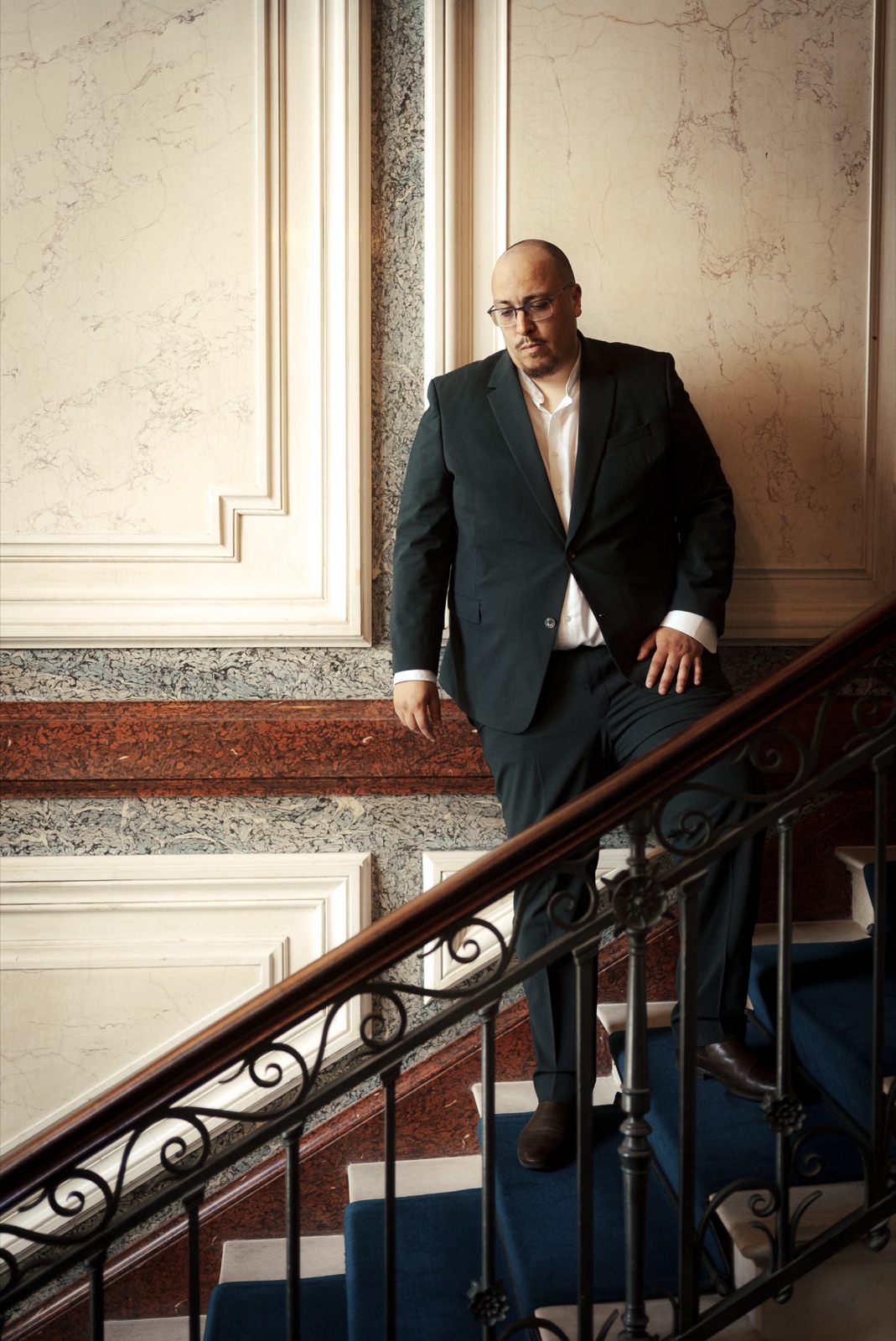 Ali Bekour, escalier, regard baissé
