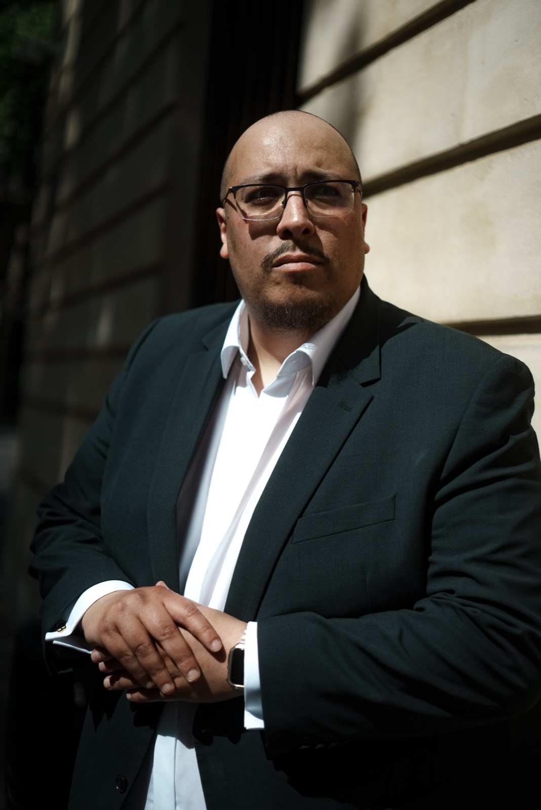 Ali Bekour, mains croisées, regard frontal
