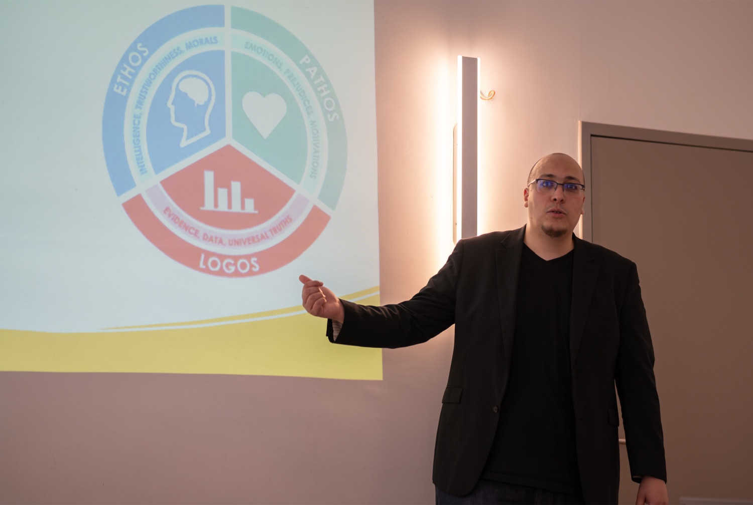 Ali Bekour, fondateur de ZE METHOD, anime une formation